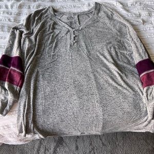Gray tunic top with burgundy detailing on sleeves